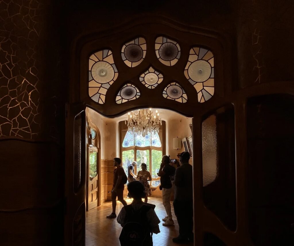 kid with Audio-Guide and tablet with Augmented Teality content in Casa Batlló