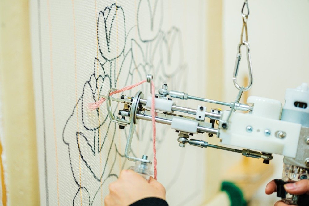 tufting gun in use during a creative workshop at TUTU Studio Barcelona 